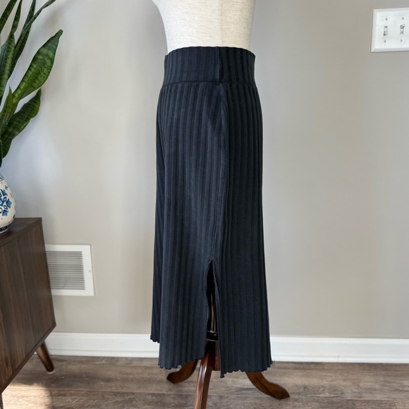 Offline by Aerie Pull-On Ribbed Elegant Black Midi Skirt - Picture 6 of 9